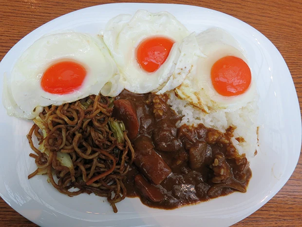 ホテルココ・グラン高崎 週プレイチオシの一品「上州太田焼きそば+カレー(目玉焼きトリプル)」