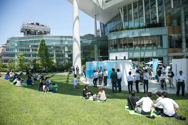  「虎ノ門ヒルズカフェ」で販売されていたランチボックスはオールフリーと一緒に楽しめる「色とりどりの野菜と鶏の唐揚げ」「色とりどりの野菜と鶏の塩麹炒め」の２種類（共に税込５００円）。シートも貸し出してくれて芝生でビールランチが楽しめるのだ