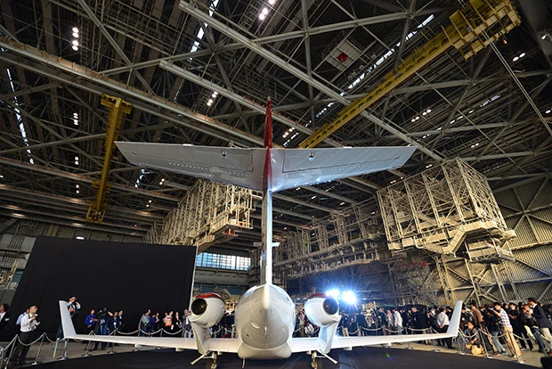 格納庫で行なわれた記者会見