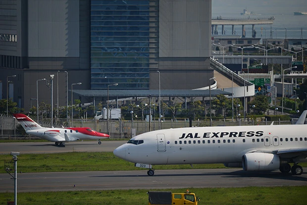 全長12.99mのホンダジェット(左)