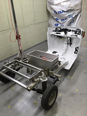 シャーシ加工の作業もすべて小さな工場内で行なう