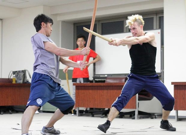 剣技や手裏剣投げなど、クリスは“忍者アクション”の練習に毎日いそしんでいる。もちろん、日本語も猛勉強中だ