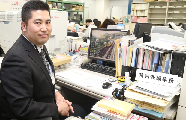 1000ページ以上ある列車時刻表を毎月すべて確認する大内編集長