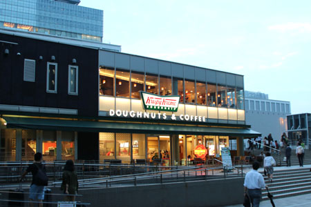 日本各地で最大64店舗まで拡大したクリスピー・クリーム・ドーナツだが、閉店ラッシュで店舗集約へ。抜本的革命で再起なるか