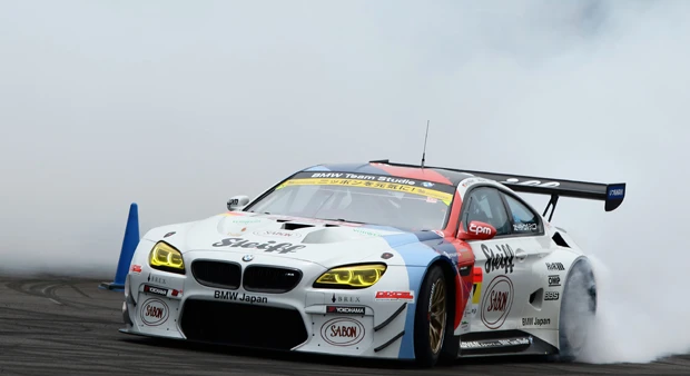 今年デビューの市販レーシングマシンM6 GT3。FIA-GT3規定に基づく車両で585馬力を発揮する4.4リッターV8ツインターボ搭載。今年のニュル24時間耐久レースにも参加