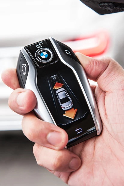 いち早く7シリーズに導入した「リモート・コントロール・パーキング」。自動運転システムの一種。キー操作でクルマが無人で前後に動く。時速10キロ以下ならばすでに世界的に公道無人運転は認められているのだ。多少のステアリング操作も可能で狭い駐車場では超便利!