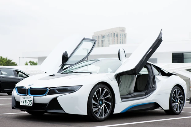 2013 年に鳴り物入りで生まれたプレミアム電気自動車ブランドBMWiのエフィシェントスーパーカー。モーターと1.5リットル直3ターボを組み合わせたプラグインハイブリッド。速くてエコ