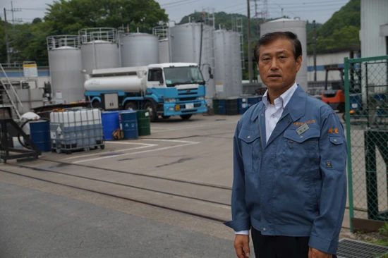 千葉オイレッシュの敷地にある廃油処理プラントの前にて、野村進一社長
