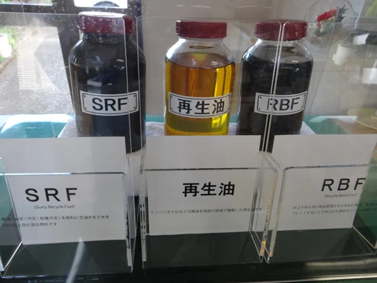 中央はエンジンオイルなどの廃油から精製した従来の再生油。右の「ＲＢＦ」は千葉オイレッシュが独自開発したブレンド燃料。“革新的な再生油”と業界内で評価が高い