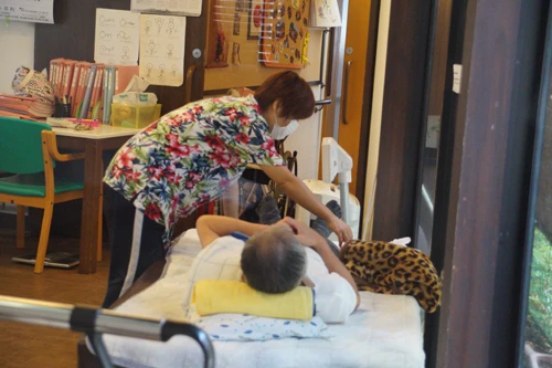HSAの高齢者デイサービスの様子。介護事業者にありがちな、職員がバタバタ走り回る姿はない。ゆとりを持って仕事をしているのが印象的だった