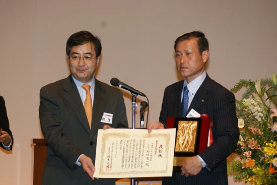 ２０１４年、千葉オイレッシュは企業活動が評価されて「日本でいちばん大切にした会社」大賞で審査委員会特別賞を受賞。写真はその授賞式にて