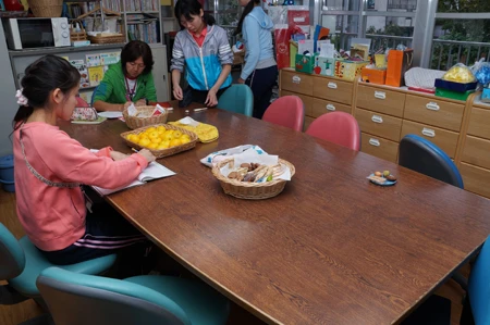 冨士見幼稚園の“食飲室(職員室)”。飲食しながら進めるミーティングの雰囲気は明るい