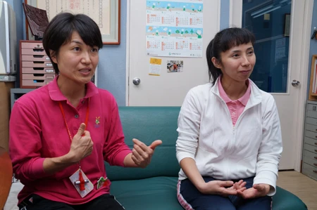 冨士見幼稚園の教員、松浦絹代さん(左)と、高橋恵子さん。どちらも出産のために一度は退職するも、後に復職。離職中に子どもを同園に通わさせていた点も共通する。ふたりを引きつけたその魅力とは…?