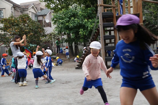年少、年中、年長の園児がごちゃまぜになって園庭を駆け回る。学年の枠を超えた独自の教育方針で社会性を育む