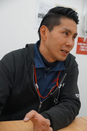 大手企業からアップライジングに転職した岩田工さん。「大手勤務時代より今の方が幸せ」と話すその理由とは?