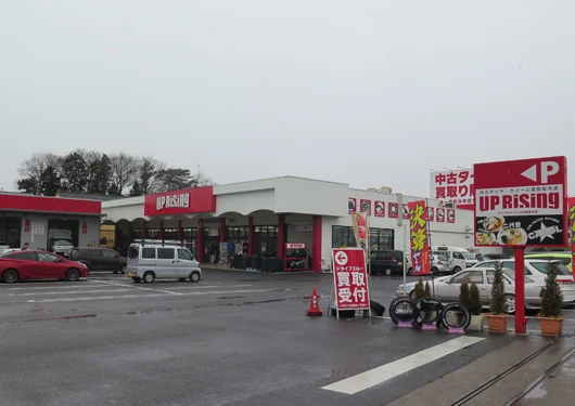 アップライジング宇都宮本店。タイヤの買い取りは業界でも珍しいドライブスルー方式で行う