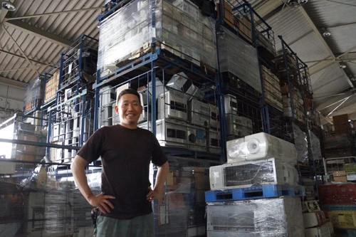 正社員の関口公平さん。浜屋の魅力は「仕事を楽しめる環境があること」