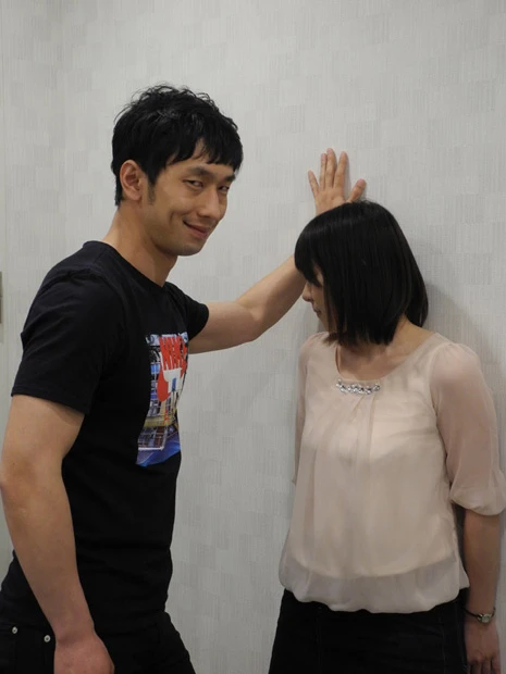  せっかくなので、と仕事相手の女性に壁ドンする男