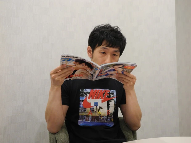  巨乳グラドルの下乳を中身が見えないかと試行錯誤する男性