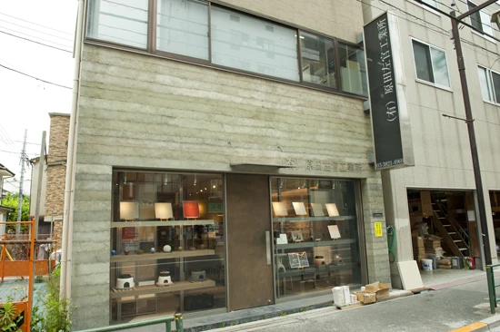 原田左官工業所の社屋。この中に若い見習い工が塗り壁トレーニングを行う“特訓場”がある