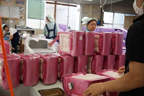 ランドセルやスーツケースなどを製造する協和・千葉工場の作業現場