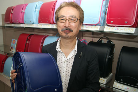 「社員をクビにするくらいなら会社をなくす」と話す、鞄メーカー・協和の若松秀夫専務