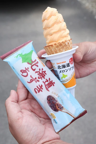 セイコーマートで大人気の北海道メロンソフト。あずきなどにこだわったアイスも人気。※表記の価格は一部店舗で異なる場合があります。「ホットシェフ」は取り扱いのない店舗もあります。