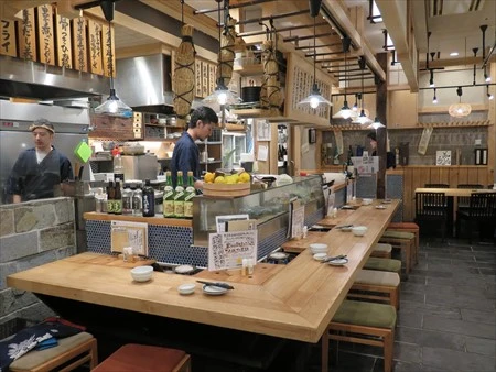 日本橋にある『福井県美浜町』の店内。営業開始前で店員は仕込みを進めていた。産地から届く鮮魚もキッチン奥でさばく