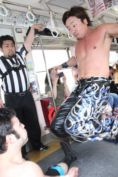 今年4月の電車プロレス。会場は千葉・銚子電鉄車内!