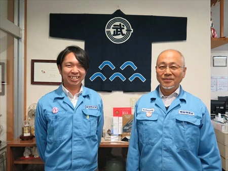 武州工業の林社長(右)と入社10年目の社員、池田敬さん