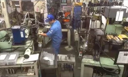 ひとりの工員が全工程を受け持つ武州工業独自の1個流し生産ライン