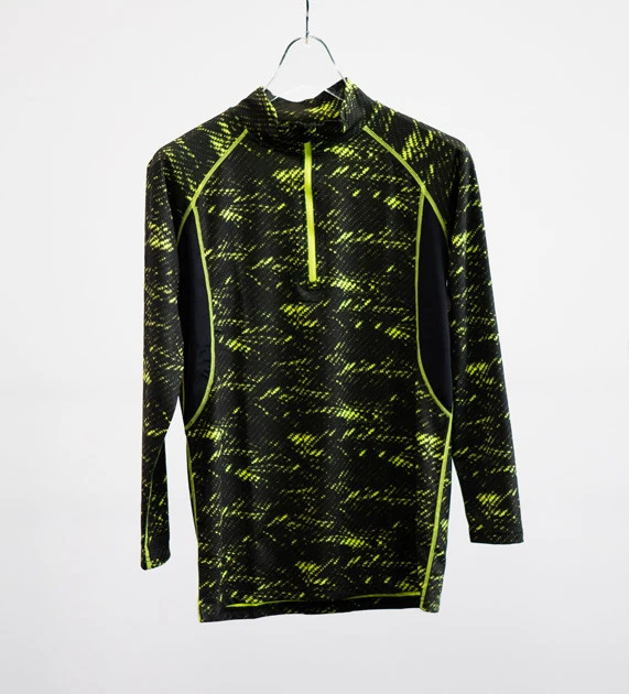 ファインドアウト 接触冷感コンプレッション(長袖ハーフジップ) ※2018年春夏モデル 1500円(税込)。着た瞬間にひんやり感を味わえるコンプレッションウエア。部活生の購入も