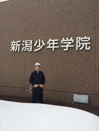 長岡市にある新潟少年学院を訪れた岡本社長。全国各地の刑務所や少年院を訪れて職業講話を行なう地道な活動で、受刑者たちの“社会参画の道”を切り拓いている(セリエ提供)