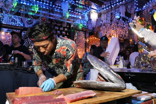 新たな客層にアプローチすべく、マグロ解体ショーとＤＪイベントを融合させた『マグロハウス』など、従来にない様々な取り組みを行なっている