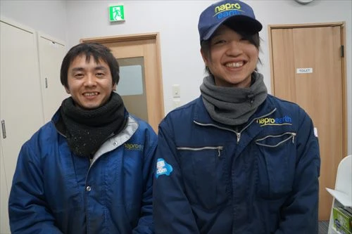 生産課の浅野祐雅さん(右)と先輩社員の渡辺堅敬さん