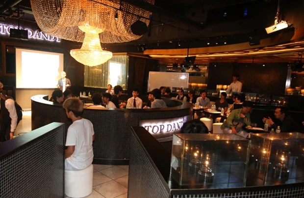 巻田氏のグループダンディが開催する「ホストの学校」。引退後のセカンドキャリアに必要なビジネススキルをレクチャーするが、ホストだけでなく、一般企業からの参加者もいるという