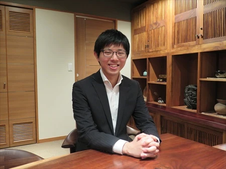 滝田さんは携帯電話ショップの元販売員。『陣屋コネクト』導入当初は主に年配の従業員向けにIT講習会を開くなど、タブレット操作を指導する役割を担った