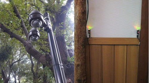 駐車場に設置されたセンサー(左)が宿泊客の車のナンバーを感知。その情報が従業員が持つタブレットに送信される。また、浴室の出入口にあるセンサー(右)では入浴客数の入退場を感知。清掃やタオル補充のベストなタイミングを知らせる