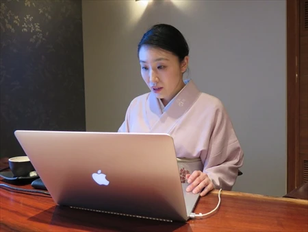 陣屋の女将、宮崎知子さんも常にパソコンでデータや経営情報をチェックする