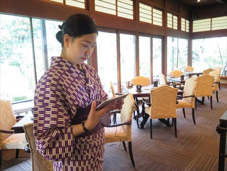 全従業員が持つタブレットを通じて業務に関わるすべての情報が瞬時に共有される