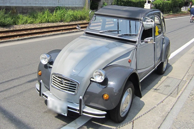 狙い目のシトロエン２ＣＶは１９４８年に登場して以来、１９９０年の生産終了までモデルチェンジしなかったシーラカンス的な車