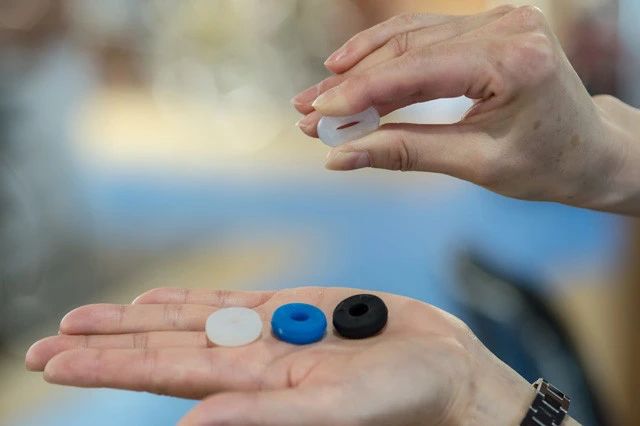 ギアに内蔵されるシリコーンの硬さは３種類。大きな推進力を生むが、ソフトタイプになると女性でも簡単につぶせるくらいの軟らかさ