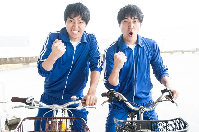 (左)吉本大。兄でボケ担当。双子ネタを絡めた漫才が秀逸。1984年12月28日生まれ、熊本県出身。趣味は、料理と相撲モノマネ。(右)吉本拓。弟でツッコミ担当。趣味はお酒。2015年にM-1グランプリ準決勝進出、第37回ABCお笑いグランプリ決勝進出