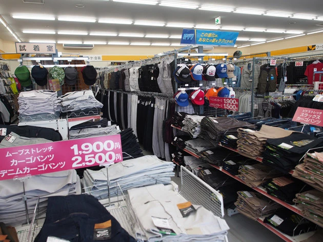 あくまでメインはプロ顧客向けのワークウエアや作業用品だが、近年は一般顧客向けお値打ちウエアが充実