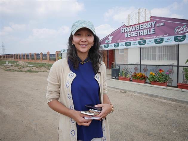 園内を案内してくれたエブリデイファームのバトチメグさん