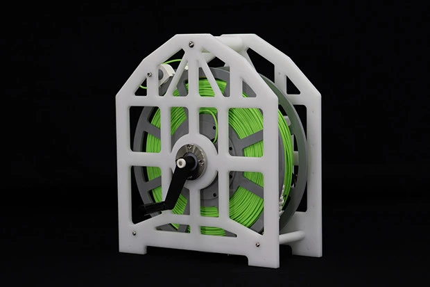 深海と船上をつなぐケーブル。防弾チョッキなどに使われる繊維で強度を増した。