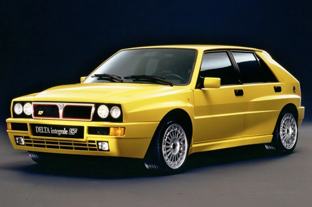現在は５００万から９００万円で取引されているランチア・デルタ　インテグラーレ。張り出したフェンダーがイカす