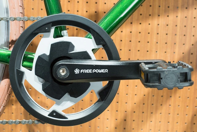 フリーパワー搭載車。東京デザイナー学院の学生がデザインした大人のクロスバイク（４万３８００円＋税）