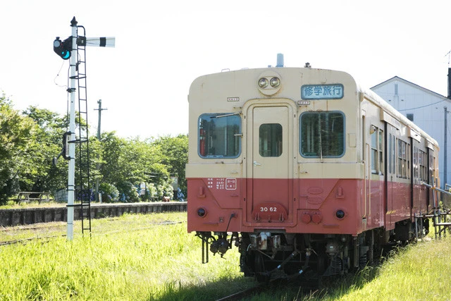 国吉駅の側線に置かれるキハ30。もともと同じ千葉県内のJR久留里線を走っていた車両でエンジンはかかるが、自動車でいうところの車検をクリアしていないため、本線上の走行はできない