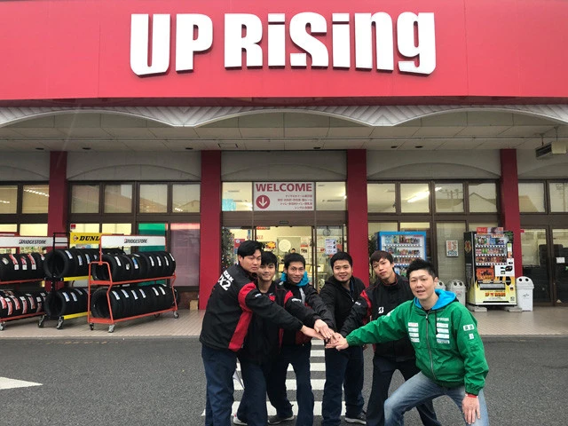 中古タイヤの販売やアルミホイールの修理・販売を扱うアップライジング。ベトナム人技能実習生と齋藤社長（右端。写真提供／アップライジング）